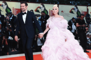 Lady Gaga y Bradley Cooper en la alfombra roja presentando la película Ha Nacido una Estrella.